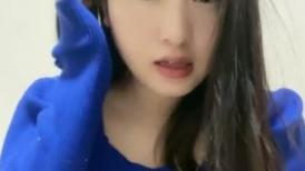 甜美邻家小妹！一身蓝衣气质超棒！一对大奶子，张开双腿特写揉穴，多毛骚逼爽的流白浆