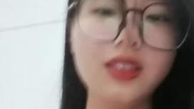 新人眼镜嫩妹子，一个人躲在卧室中露脸自慰特写手指扣阴蒂