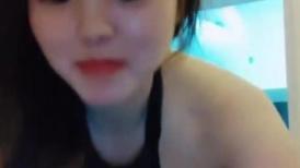 成都小妹妹，童颜巨乳吊钟奶子，蝴蝶逼连体黑网，微型小坦克勾引朗油们