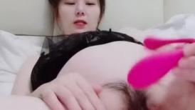 快要生产的孕妇直播来赚奶粉钱，全程露脸性感的睡衣脱了给狼友看，大奶子已经有奶水了，逼逼洞好大跳蛋自慰