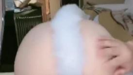 外表清纯美女酒店调教！肛塞尾巴口塞球！地上爬行看美足，超嫩粉穴特写，被大哥后入狂草