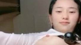 外表清纯女神真会玩！包臀短裙高跟鞋！口塞跳蛋双洞齐插，按住头猛吃屌，骑乘位拉手后入