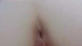 乖巧的小少妇露脸让小哥前后抠逼给狼友看，骚逼很是粉嫩，露脸温柔的舔弄大鸡巴激情上位干出白浆，呻吟可射