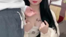 极品美腿呆萌小妹妹！初下海炮友操逼！掏出白嫩美乳，蜜桃美臀嫩穴，第一视角后入，主动骑乘位享受