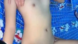 群战多男战一女有观战有撸管还有一个在操逼，卫生间洗澡抠逼