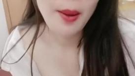 微胖界的御姐：开档黑丝，徒手拍打黑森林，两只大奶亭亭玉立，诱人的小骚洞！