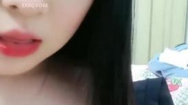 婴儿肥卡哇伊03年萌妹！无毛嫩穴全裸自摸！白皙皮肤贫乳，掰开小穴特写，翘起圆润美臀摇摆