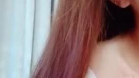 清纯奶大人美逼嫩，这样的妞你喜欢吗，极致诱惑风骚淫荡各种撩骚，揉奶玩逼看特写，手指抠逼浪叫呻吟好刺激
