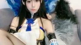 二次元顶级尤物美少女！COS装女神颜值！黑丝美腿白虎美穴，玻璃棒猛捅，高潮出水流白浆