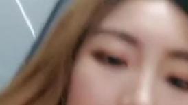 高挑车模席地而坐白虎穴露脸自慰床上勾引网友忍不住舔逼，做爱射在外阴上