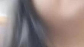 诱人的小骚牌全程露脸户外跑到公共厕所里发骚，逼逼里夹着大黑牛自慰，揉奶玩逼大黑牛摩擦阴蒂尿尿给狼友看
