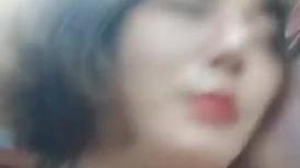 超市老板娘露脸看着店也陪狼友发骚，逼逼里塞着跳蛋漏出奶子玩弄，跟狼友互动撩骚跳蛋抽插骚穴把自己搞喷水