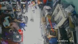 黑客破解网络摄像头监控偷拍❤️电器维修点小夫妻在门店里啪啪老公貌似还拿手机自拍