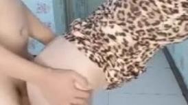 今天老婆漂亮哦，穿着豹纹连衣裙，下班堵在门口、激战到床上，拥抱舌吻 女上位，酣畅淋漓！