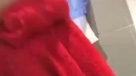 门洞偷拍红色连体裙妹子上厕所脱光光,竟然胸罩都没穿