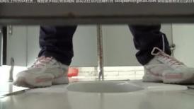 【超级男生原档】粉白运动鞋女孩的BB是我见过最小的，就一个小洞，里面还有个东西