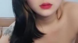 大奶黑丝美女辣妹伺候两个小哥激情啪啪，口交足交乳交，让小哥道具玩逼，无套抽插爆草，床上床下各种抽插