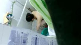 出租屋二房东通风管道透气孔偷拍 气质眼镜女租客洗澡蹲着用花沙洗逼逼