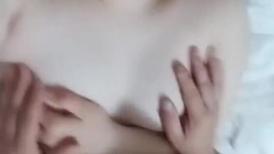 颜值不错的小妞这次被小哥的大鸡巴草服了，全程露脸舔弄大鸡巴，让小哥压在身下揉着骚奶子爆草捂着嘴呻吟