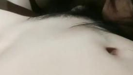 窒息的小鱼温柔的给小哥舔弄蛋蛋，让小哥按着头舔鸡巴深喉，压在身下揉着骚奶子无套爆草，浪叫呻吟射肚子上
