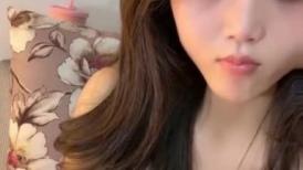 模特身材翘臀美腿小姐姐,性感连体黑网袜！振动棒磨蹭肥穴，翘屁股极度诱惑，从后面震动小穴