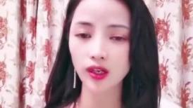俊男靓妹直播大秀实录，跟狼友互动撩骚听指挥，像个母狗一样跪着口交吸蛋蛋，椅子沙发上各种抽插跳蛋玩逼