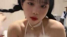 两根小辫超嫩美少女！情趣装丁字裤！夹子音说话嗲嗲，多毛小穴非常嫩，插我小骚逼好吗痒