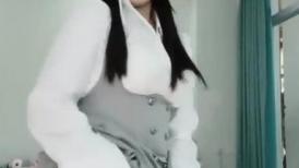 这样的妞你喜欢吗，黑丝露脸制服诱惑，你喜欢的样子她都有，脱衣艳舞漏奶又漏逼，风骚又可爱，精彩又刺激