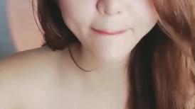 很有骚劲的学妹露脸激情大秀，陪狼友互动撩骚高颜值风骚诱惑，掰开小穴给狼友看特写，粉嫩多汁淫声荡语真骚