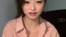 新人小少妇露脸深夜发骚，听狼友指挥慢慢脱光，揉奶玩逼嘴里叼着内裤的样子好骚，按摩棒自慰骚穴浪叫呻吟