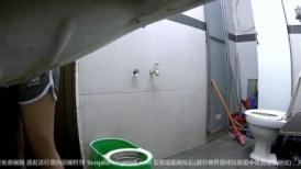 房东偷拍 卫生间洗浴喷淋头怀了,看姐妹两是怎么洗澡的,衣服脱光蹲在水龙头下冲一下就完事了