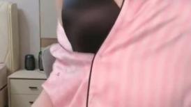 清纯系眼镜妹套装！白嫩大屁股臀摇！镜头前揉搓小穴，手指拍打扣入，呻吟娇喘水声哗哗