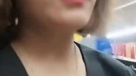 超市老板娘在店里偷偷的骚，全程露脸店里来人了都不知道，还给狼友看奶子和逼呢，开档黑丝夹着跳蛋漏着奶子