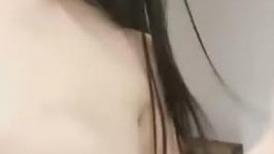 童颜巨乳露脸风骚的大屁股，无毛白虎逼深夜激情互动撩骚，风骚大奶子揉捏自己舔，摸逼逼自慰呻吟表情好骚啊