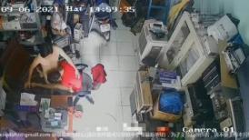 黑客破解网络摄像头监控偷拍 电器维修店小夫妻中午休息的时候在门店里啪啪