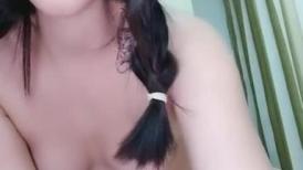 邻家小妹妹！清纯系美少女！圣诞情趣内衣，外表清纯却骚的很，猛扣嫩穴大量喷水，浴室洗澡湿身