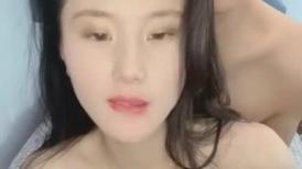 草逼当饭吃的妹子，全程露脸情趣黑丝诱惑，让小哥道具玩逼舔大鸡巴，多体位蹂躏抽插，浪叫不止淫语不断刺激