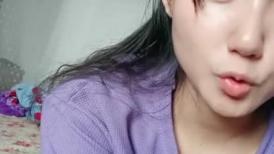 良家小少妇露脸直播赚外快，初次下海被狼友调教，跑到浴室偷偷的脱光了听狼友指挥揉奶玩逼，高潮不断表情骚