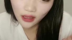 瑶瑶想喝奶露脸小骚逼带来的精彩大秀，真空装性感的骚穴在狼友的指挥下脱光，道具抽插跳蛋摩擦搞到高潮喷水