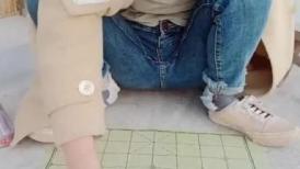 短发露脸风骚少妇跟小哥下象棋，输了脱衣服的，边下边玩奶头子给小哥口交大鸡巴，衣服都没脱完就草上了真骚