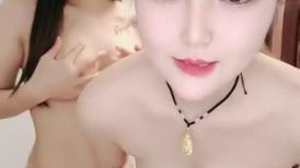 美羊羊小姐妹花全程露脸一起直播，精彩刺激大秀听狼友指挥，吃奶玩逼性欲望，风骚的表情浪叫呻吟不要错过