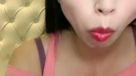 新人红唇骚货小姐姐！被炮友玩弄！扒掉内裤舔骚逼，站立后入抽插，振动棒插穴，浪叫呻吟受不了