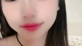 纯欲系美少女！近期下海自慰！开档白色丝袜，床上假屌骑坐深插，跳蛋震动双管齐下，表情很享受