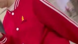 低头看手机某服装专卖店营业员下面可爱的馒头穴