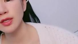新人下海眼影小姐姐！性感吊带黑丝！扭腰摆臀诱惑，超肥美穴，厕所尿尿，假屌猛捅浪叫
