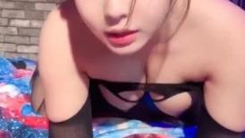 看着小母狗被朋友艹，心中绿意盎然，女友真是骚啊！