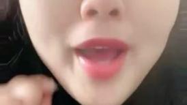 高端女白领你是真鸡巴骚，全程露脸办公桌前漏出骚奶子揉捏，逼逼里塞着跳蛋，跑到厕所掰着逼逼尿尿自慰舔淫水