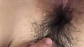 和眼镜女同学钻小树林,趁机脱了她裤子,她很紧张,一只没有水,最后吐了口水在她逼上润滑才插进去
