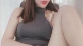 御姐小少妇黑丝露脸情趣诱惑，在狼友的指挥下慢慢脱光刺激狼友，揉奶玩逼浪叫，对着镜头特写自慰阴蒂真骚啊