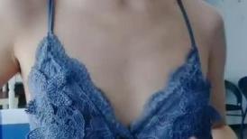 风骚的人妻少妇在家跟排骨哥激情啪啪，活好不粘人口交大鸡巴，让小哥在沙发上多体位爆草抽插，叫的好骚啊